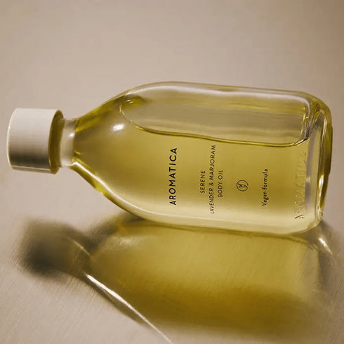 Bucură-te de piele catifelată și calmare naturală cu Aromatica Body Oil cu lavandă și marjoram. Ideal pentru masaj sau după baie.